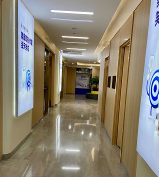 杭州美奥口腔明亮的走廊